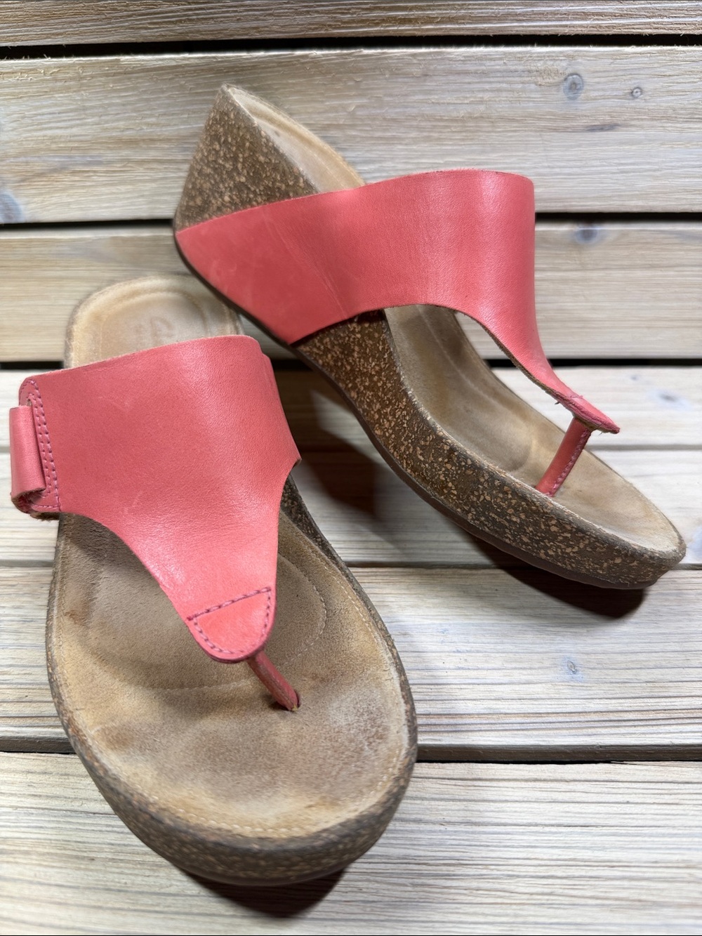Clark’s Temira West Coral Leather Wedge Thong Sandals Size 8.5